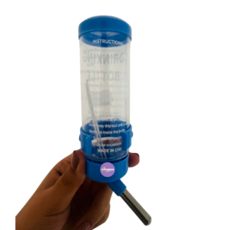 Bebedero colgante de 125 ml ideal para conejos, roedores y pequeñas mascotas. Práctico, resistente y fácil de instalar en cualquier jaula. Mantén siempre agua limpia y fresca para tu peludo.